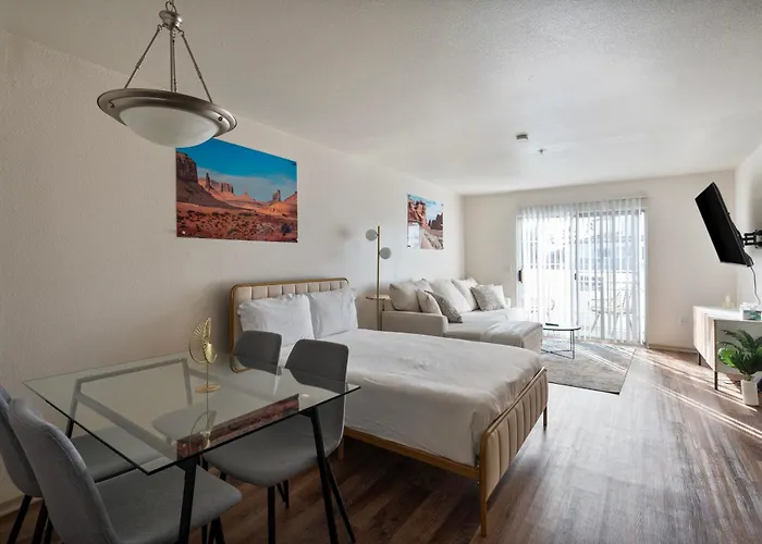 Stylish One Bedroom In With Free Parking And Pool Apartment *
