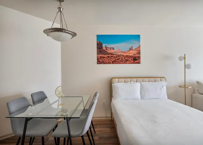 Stylish One Bedroom In With Free Parking And Pool Tempe