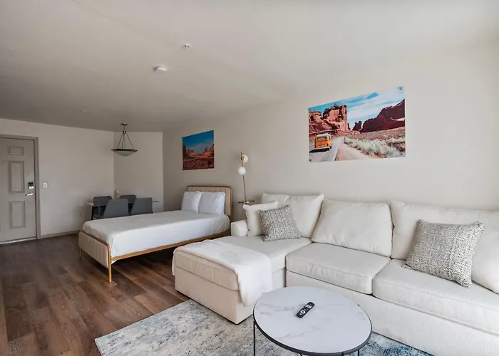 Stylish One Bedroom In With Free Parking And Pool