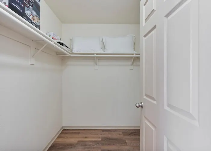 Stylish One Bedroom In With Free Parking And Pool Tempe