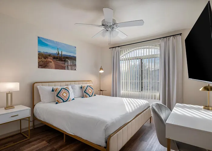 Stylish One Bedroom In With Free Parking And Pool