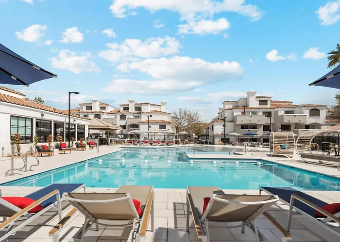 Stylish One Bedroom In With Free Parking And Pool