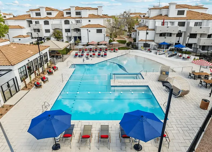 Stylish One Bedroom In With Free Parking And Pool
